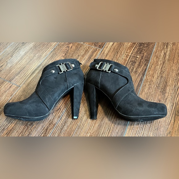 G by Guess booties. Zip up back. Size 6M. - Picture 2 of 11